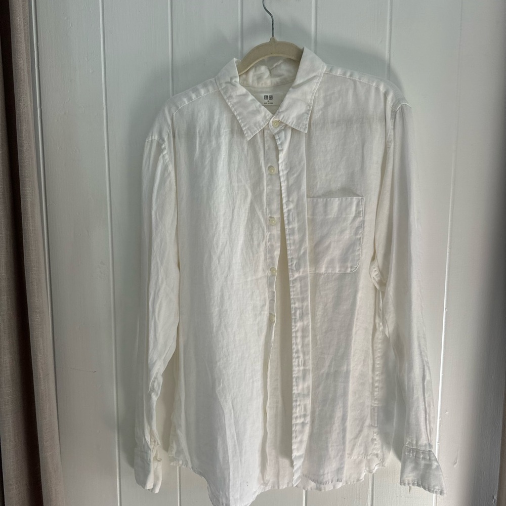 Uniqlo Men's Casual White Button-Down Shirt